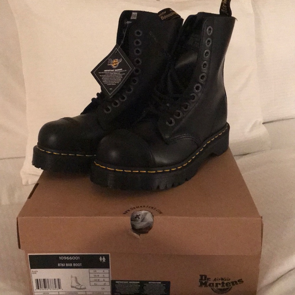 Dr. Martens Air Wave 10 Eye Boots